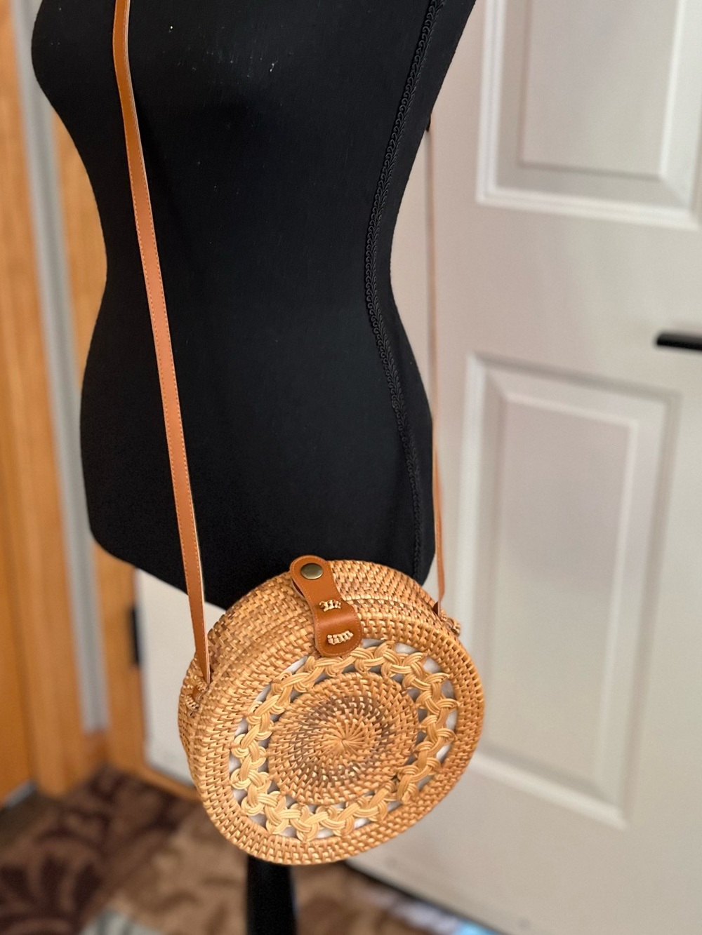 Women’s crossbody round woven rattan & cotton boho snap closure purse bag.